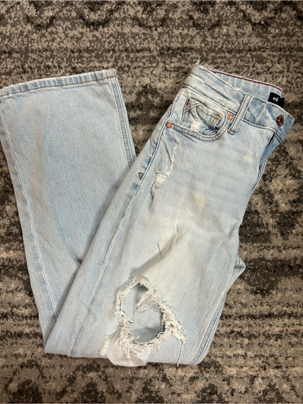 Light Wash Straight Leg Women’s Jeans with Distressed Knee